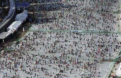 韩国华川山鳟鱼冰雪庆典游客人数达到100万