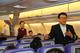歌唱家范竞马在首航航班上为旅客献上雅歌演唱