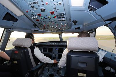 国航飞行员驾驶首航航班降落在维也纳机场