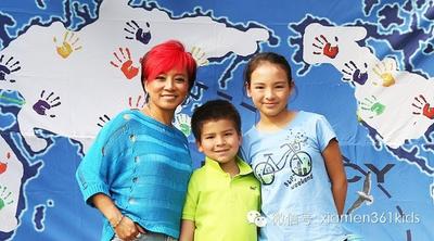 內地知名歌手愛新覺羅.啓笛與一對子女愛新覺羅.媚及愛新覺羅.勵於北京參加為聽障兒童及自閉症兒童舉行的公益活動時合照。