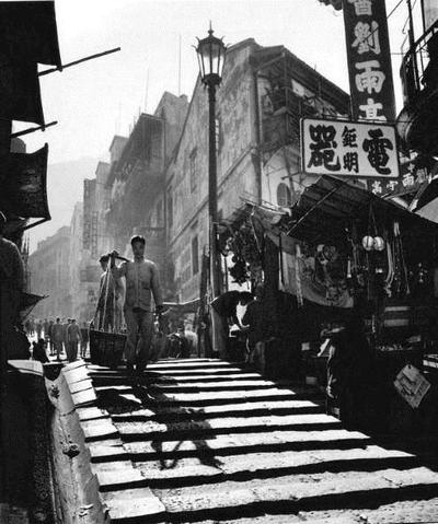 何藩作品《Ladder Street》(1961年) 已展示于香港中环.石板街酒店内