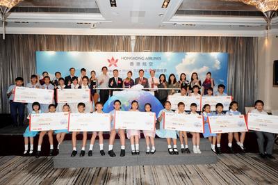 Mr. Sun Jianfeng, Vice President of Hong Kong Airlines (Middle right), Mr. Li Dianchun, Commercial Director of Hong Kong Airlines (Middle left) and Ms. Priscilla Wong, local artist (Middle), take a group photo with the programme participants.