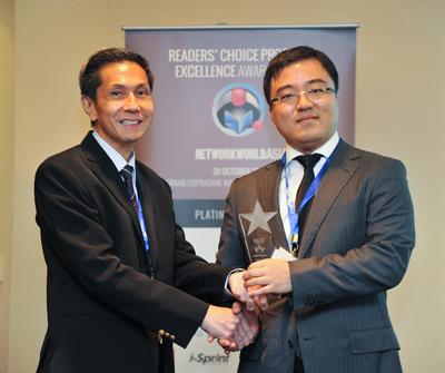 (Right) Mr. Benson Fei, Country Head, Huawei Enterprise, Singapore, receiving the awards from Dr John Kan, CIO of Agency for Science, Technology and Research (A*STAR).