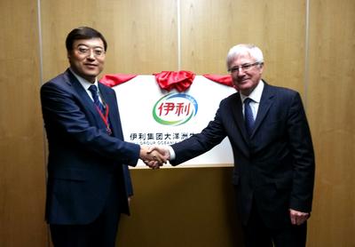 Pan Gang, President of Yili Group, and Tim Groser, Trade Minister of New Zealand