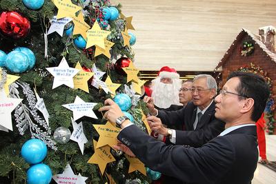 （左至右）聖誕老人；Danny Wong，新加坡文華大酒店經理；Thio Gim Hock，OUE首席執行官兼集團董事總經理；以及Tan Choon Kwang，君華酒店集團首席運營官出席2014掛星儀式。