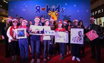 来自玩具“反”斗城、驻沪总领事夫人团、上海日报、正大广场的众嘉宾与特殊学校的孩子们互换圣诞礼物