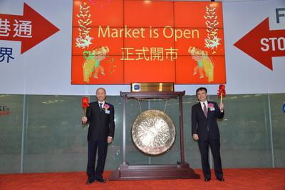 Mr. Fan Cheng (Left), vice president and executive director of Air China, and Mr. Xiao Feng (Right), CFO of Air China, strike the gong to start trading for the day.