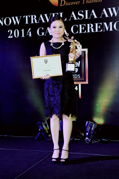 Ms. Vicky Wu, Vice President of Brand & Marketing Communications, Galaxy Macau, received the awards for Galaxy Macau and StarWorld Hotel at the ceremony held in Bangkok