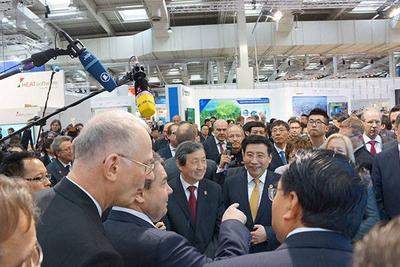 中國副總理馬凱（左）、工信部部長苗圩（右）參觀TCL展台