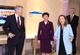 和睦家医疗董事长李碧菁女士（右一）向美国驻华大使马克斯•博卡斯 (Max Baucus)先生（左一）以及青岛市副市长栾新女士（中间）介绍青岛和睦家医院国际标准的医疗设备。