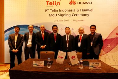 (4th from Left) Natigor Sitorus, CMO of Telin and Tan Feng, Managing Director, Business Transformation, Huawei Core Network