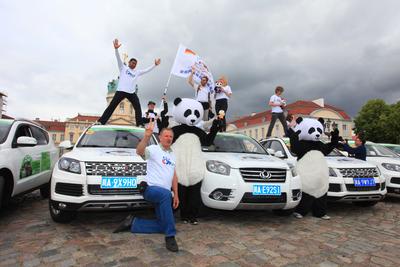 欧洲熊猫粉丝与“成都造”汽车闪亮德国柏林夏洛腾堡宫