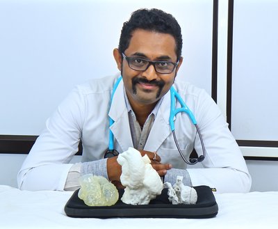 Dr. Mahesh with his first 3D-printed patient-specific models