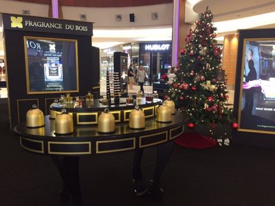 Fragrance Du Bois’ signature cloches on display at Robinsons’ Christmas Atrium at the Gardens Mall for shoppers and perfume lovers to enjoy the allure of Oud-based fragrances.