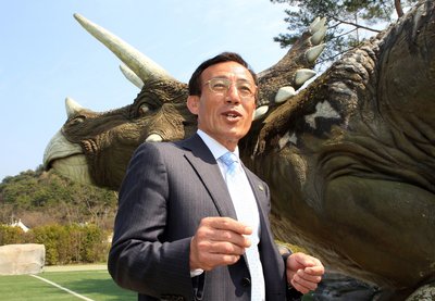 慶南固城恐龍世界博覽會讓游客穿越時空。圖為：主辦機構秘書長Bin Yeong-ho