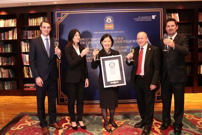 上海明天广场JW万豪酒店酒店经理闫智慧女士与吉尼斯世界纪录高层共同举杯庆贺