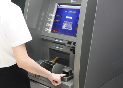 图1：广电运通全球首发集“人脸+指静脉+虹膜”识别技术于一身的ATM