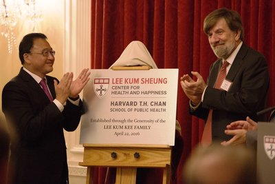 李惠雄先生與代理院長大衛-亨特教授在5月10號哈佛舉行的歡迎晚宴上共同為李錦裳健康與快樂研究中心揭牌