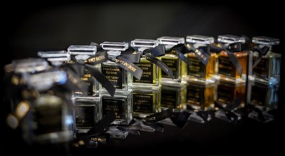 Fragrance Du Bois的Lite Attars系列含有来自于该公司精致的Shades Du Bois和Privé 系列的10种油性香水