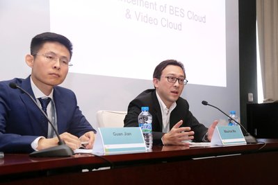 华为电信软件副总裁马宁（右）、BaaS产品总经理关健（左）在发布会上答记者问
