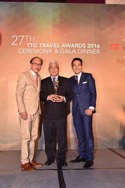 从左至右：TTG集团出版人邹义利(Michael Chow)向君华酒店集团首席运营官Tan Kim Seng颁发新加坡最佳城市酒店奖，同时颁奖的还有TTG网络部门出版人Pierre Quek