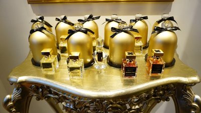 Fragrance Du Bois在香港Parfumerie Tresor店内展示其产品所用的标志性钟形玻璃盖