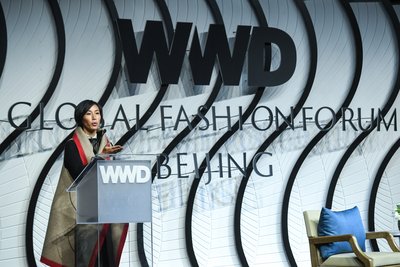 上下蒋琼耳在WWD全球时尚论坛上发表演讲