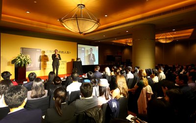 Alex inspired the audience with his powerful life stories of success in the book launch in Beijing. Over 100 young finance and accounting professionals attended the event in the evening.