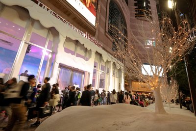 時代廣場的白色聖誕裝飾令節日更添氣氛。