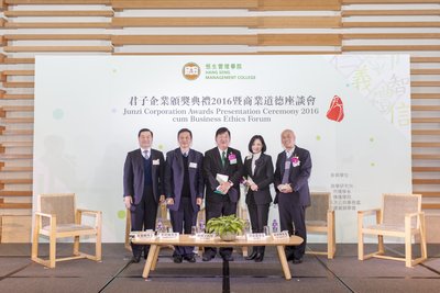 Group photo of President Simon S M Ho and Forum panelists