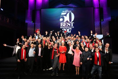 一眾獲獎廚師及餐廳創辦人於澳洲墨爾本皇家展覽館舉辦的「世界50最佳餐廳」2017年度頒獎典禮上合照。