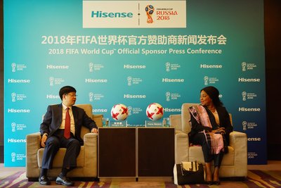 海信集团总裁刘洪新与FIFA秘书长法蒂玛.萨穆拉女士在发布会现场