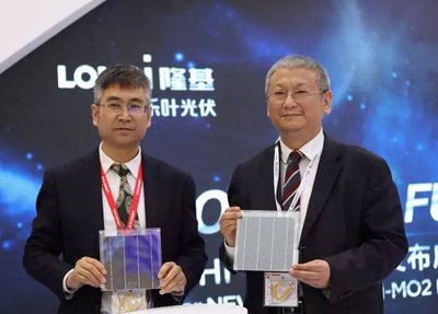 President Li Zhenguo of LONGi Group and President Li Wenxue of LONGi Solar unveil new product Hi-MO2