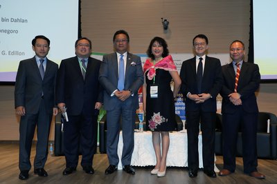 Datuk Seri Abdul Rahman Dahlan, Minister in the Prime Minister’s Department, Malaysia (3rd from left) and Tan Sri Dr Jeffrey Cheah AO, Chancellor of Sunway University (2nd from right) with distinguished members from the first Plenary Discussion at the ASEAN Ministers Workshop