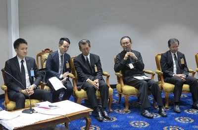 Mr. Nattaporn Jatusripitak, Advisor to the Office of the PM (Far-left), together with four representatives from private sector: Mr. Hiroki Mitsumata, President of JETRO Bangkok (Left), Mr. Vikrom Kromadit, CEO of Amata Corporation PCL. (Right) and Mr. Narongsak Jivakanun, Executive Vice President, Corporate Strategy of PTTGC PCL. (Far-right) revealed after the meeting with PM on the EEC development plan and the capability of U-Tapao International Airport as the region’s aviation hub.