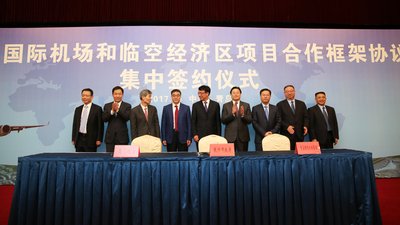 首都航空总裁徐军与胶州市政府、青岛国际机场集团签订基地建设及航线发展战略协议 -- 合影