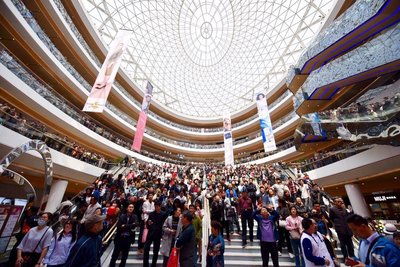 Suning Plaza attracts more than 500,000 people on the first day