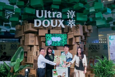 From left: Shidong Yan, director of Center for Environmental Education and Communications of Ministry of Environmental Protection,  Tom Szaky, TerraCycle founder and global CEO， Haoran Liu， Zhenzhen Lan, Vice President, L'Oreal (China)