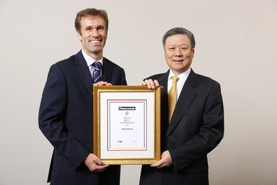 王晓初董事长(右)接受《金融亚洲》颁发“亚洲最佳管理团队”奖项