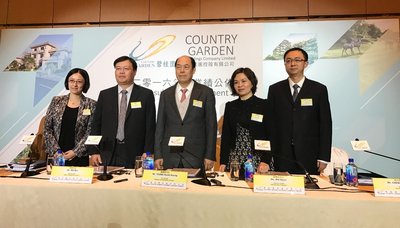 On March 22, Country Garden Chairman Yang Guoqiang (middle), President Mo Bin (second from left) and members of the company’s management team released the 2016 results in Hong Kong