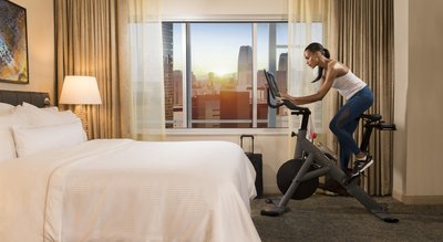 威斯汀酒店及度假村品牌近期宣布与为健身行业带来变革的创新企业 -- Peloton达成紧密合作关系，接下来将在美国境内部分威斯汀酒店的客房和威斯汀健身馆配备商业级Peloton动感单车。