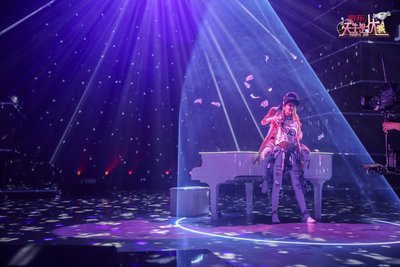 The performance of Zhang Xinmei and Le Jing