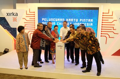 Sylvia W. Sumarlin (President Director of PT Xirka Silicon Technology) and Rudiantara (Minister of Communicarion and Informatics), together with representatives of supporting Government and educational institutions at the launching ceremony of Chipset SCard XCT136.
