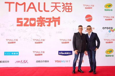 芭比珍藏系列首席设计师Robert Best（左）和美泰大中华区设计副总裁Ted Chiu（右）