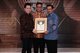 <Left to Right> CEO & Co-founder of Arim Technologies Mr. Ivan Goh receiving the Best Employer Award from Mr. Muhamad Ihsan Editor in Chief, Warta Ekonomi