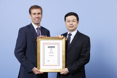 杨杰董事长(右)接受《金融亚洲》颁发“亚洲最佳管理公司第一名”