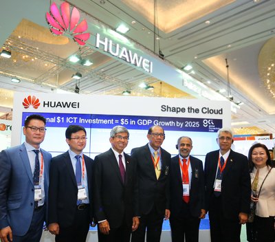 Lim Chee Siong - CMSO of Huawei Southern Pacific, Lei Hui – CEO of Huawei Singapore, Dr. Yaacob Ibrahim – Minister of Communications and Information, at the Huawei eco-Connect with attending Ministers from Brunei and Myanmar