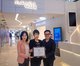 恒隆地產高級經理（租務及物業管理）羅欣琪女士（中）、高級經理（集團推廣）李美英女士（左）與Fashion Walk市場推廣團隊，聯同麥肯世界集團香港首席行政官及創意主席黃光銳先生（右）的團隊，以非凡創意打造「時尚情報指數」，榮獲國際購物中心協會（ICSC）「2017年度VIVA最佳大獎」（VIVA Best of the Best Awards）市場策劃組別Honoree殊榮，更成為今年唯一一個亞太區得獎項目。