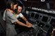 海南航空明星机长张德祥在天羽飞训的模拟机中为孩子们讲解驾驶舱设备与飞行中飞行员可能遇到的各种情况