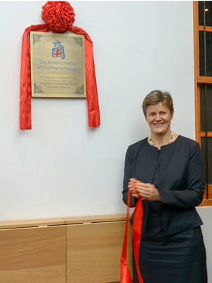 Her Majesty’s Ambassador to China, Dame Barbara Woodward DCMG OBE, unveils a plaque to commemorate the official opening